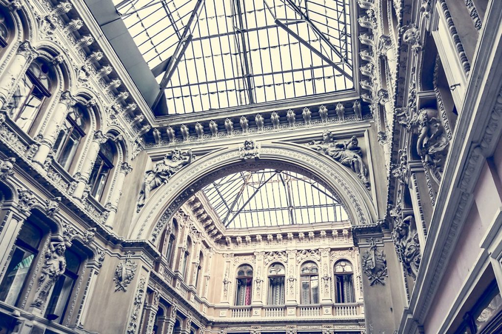 architecture-of-old-corridor-min